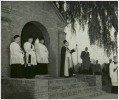 Deken vanHaaren bij zijn toespraak voor de grafkapel van pastoor van der Hagen aan de Hortsedijk te Helmond in 1954. Fotograaf onbekend.