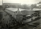 Het uitgaan van de Vlisco in Helmond in 1946. Fotograaf onbekend.