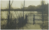 Op de foto zien we het Hoogeind tijdens een overstroming van de Aa in 1926. Ter plaatse van de bebouwing achter de huizen aan de Hoogeindsestraat stond de oliemolen.