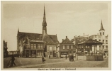 Een ansichtkaart uit de jaren twintig van de vorige eeuw van de hoek Markt-Veestraat in Helmond. Fotograaf J. Strijbosch, Sevenum.