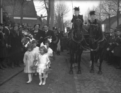 Schoepp komt op 2 maart 1935, samen met zijn verloofde mejuffrouw Diessen, aan bij het gemeentehuis, om geïnstalleerd te worden als burgemeester