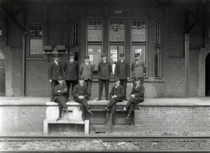 Stationschef J.B. Gezel neemt afscheid om te vertrekken naar Oisterwijk per 16 juni 1936. 