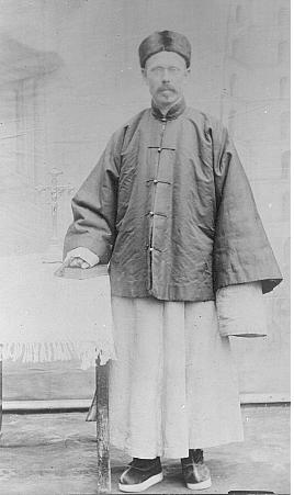 Pater Noyen in Chinese kledij gestoken.